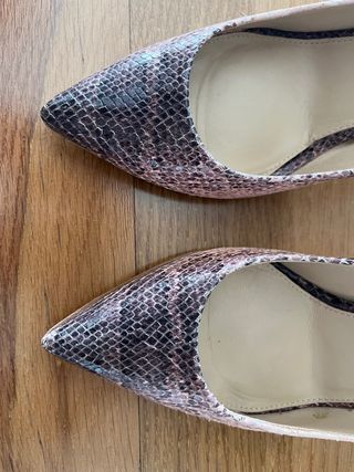 Zapatos salón piel. T37. Uterqüe
