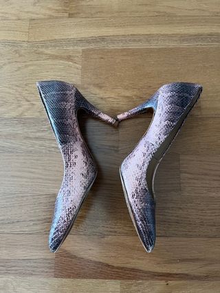 Zapatos salón piel. T37. Uterqüe