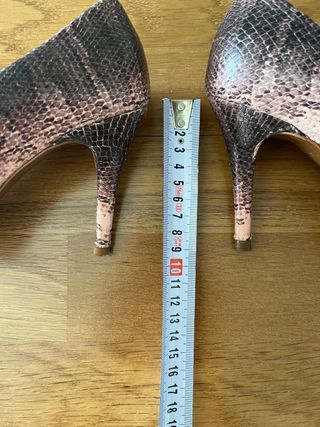 Zapatos salón piel. T37. Uterqüe