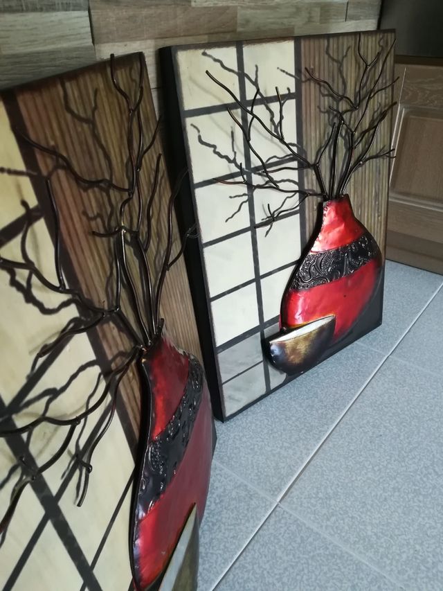 quadri in metallo e legno rami in rilievo vaso