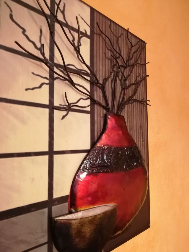 quadri in metallo e legno rami in rilievo vaso