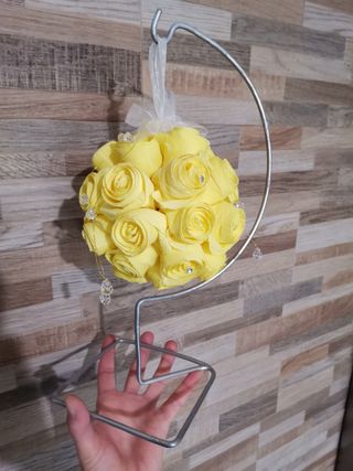 bouquet rose gialle piedistallo fiorì addobbi