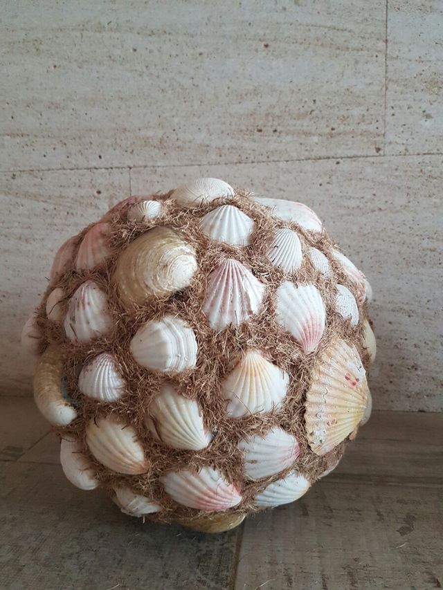 Bolas decoradas con conchas