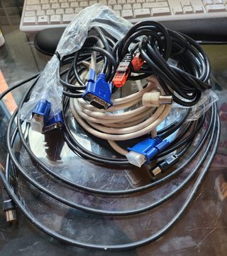 Cables de antena, vga, red....