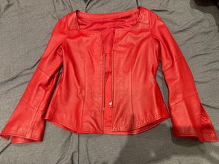 Cazadora de piel roja, en perfecto estado.