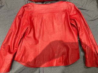 Cazadora de piel roja, en perfecto estado.
