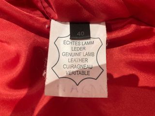 Cazadora de piel roja, en perfecto estado.