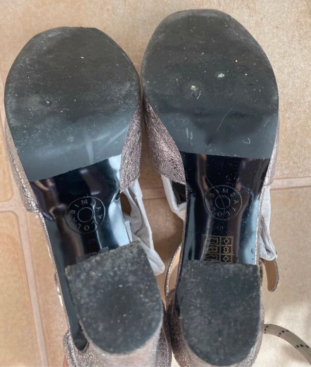 Zapato tacón plataforma piel plateada Bimba y lola