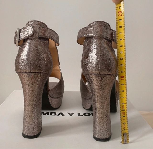 Zapato tacón plataforma piel plateada Bimba y lola