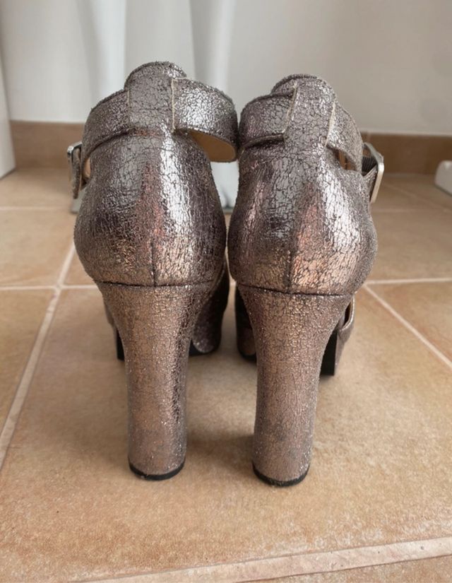 Zapato tacón plataforma piel plateada Bimba y lola