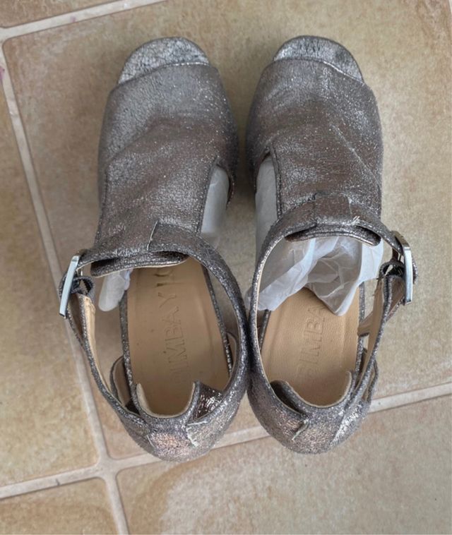 Zapato tacón plataforma piel plateada Bimba y lola