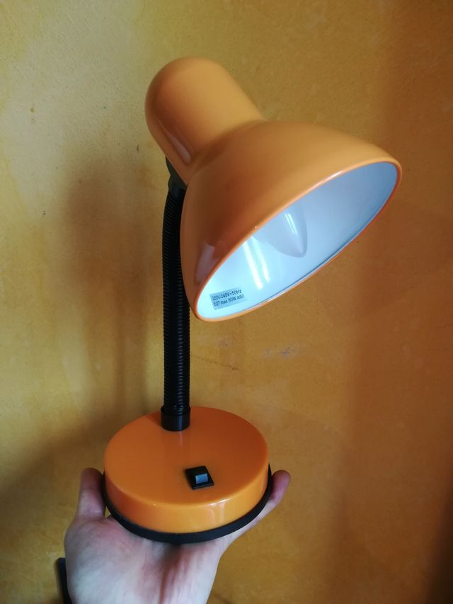 lampada da tavolo snodabile arancione scrivania