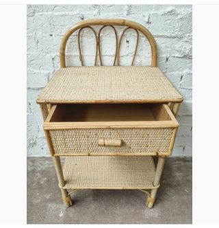 Cabecero y mesilla de mimbre