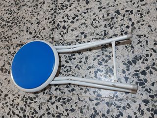 Taburete plegable de base redonda
