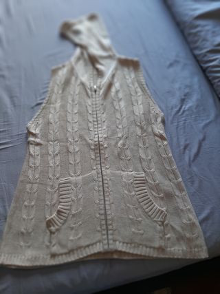 Gilet cotone con cappuccio e chiusura lampo.