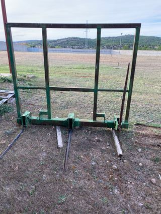 Se vende apilador de pacas.