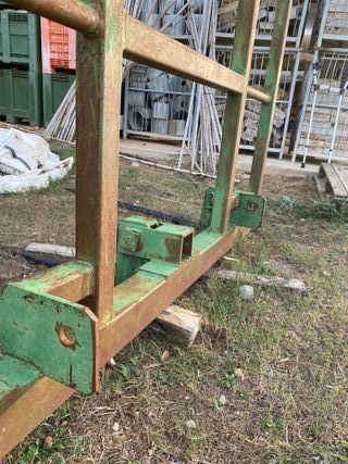 Se vende apilador de pacas.