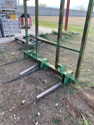 Se vende apilador de pacas.