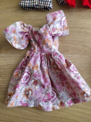 Tres muñecas, ropa y complementos