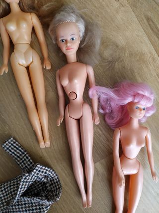 Tres muñecas, ropa y complementos