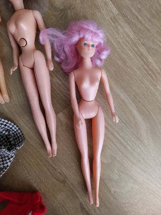 Tres muñecas, ropa y complementos