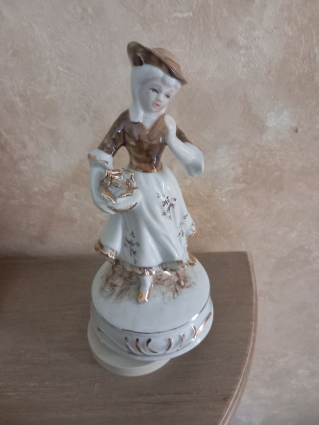 statua di porcellana con carillon