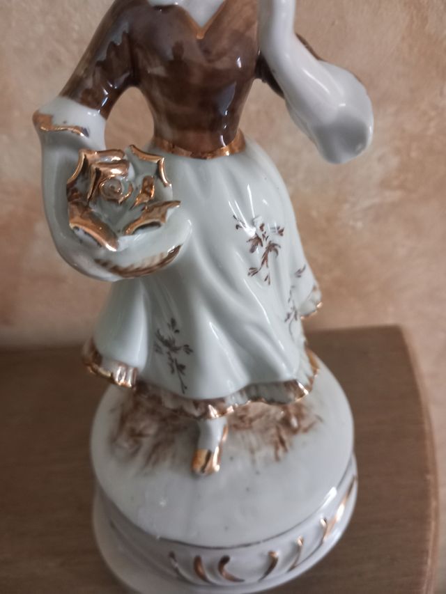 statua di porcellana con carillon