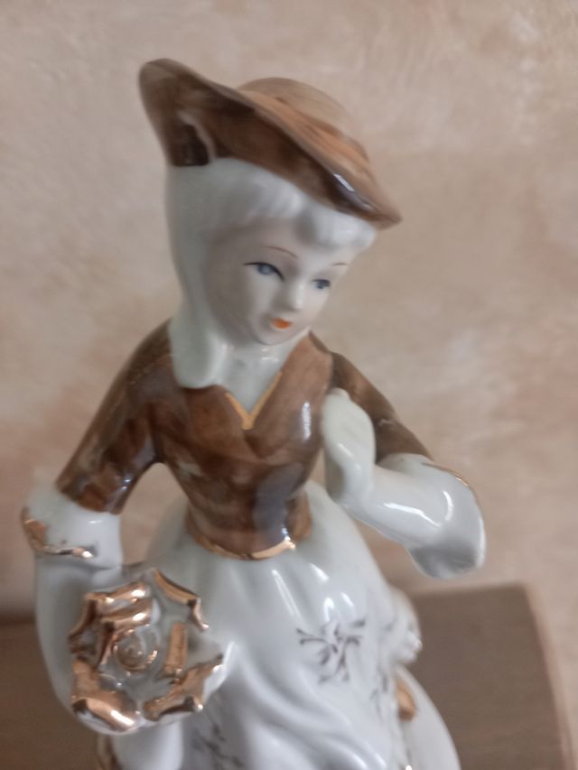 statua di porcellana con carillon