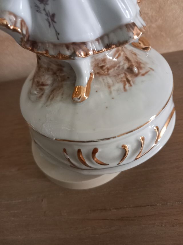 statua di porcellana con carillon