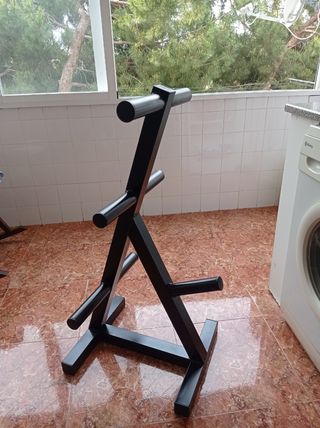 Soporte de suelo para colocar pesas y discos.