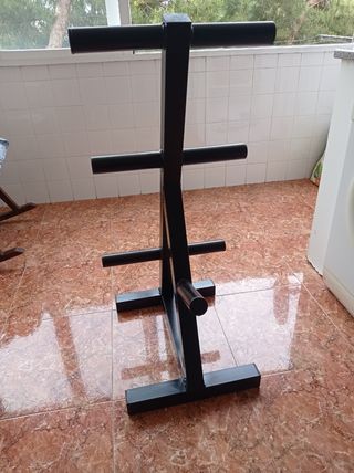 Soporte de suelo para colocar pesas y discos.
