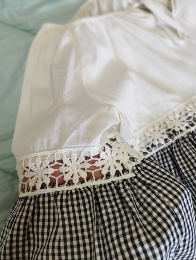 Blusa primaveral blanco y vichi mangas globo