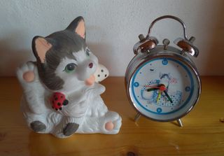 Salvadanaio e orologio gatto