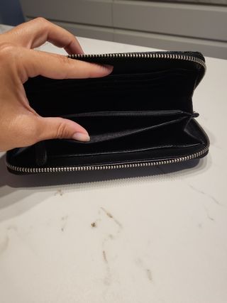 Cartera negra con monedero y billetera 