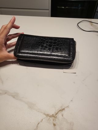 Cartera negra con monedero y billetera 
