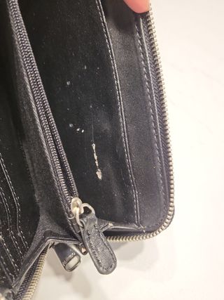 Cartera negra con monedero y billetera 