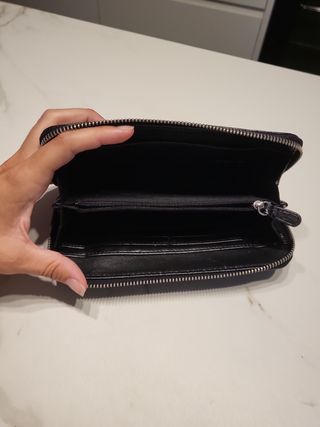 Cartera negra con monedero y billetera 