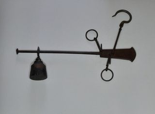 Antigua pesa romana.