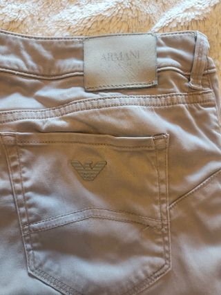 Pantalón vaquero Armani jeans, color crema