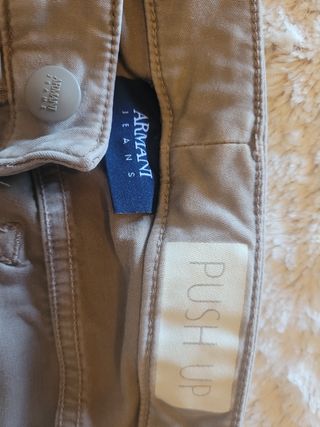 Pantalón vaquero Armani jeans, color crema