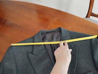 traje gris  hombre 