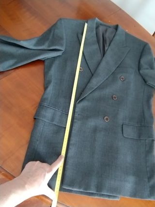 traje gris  hombre 