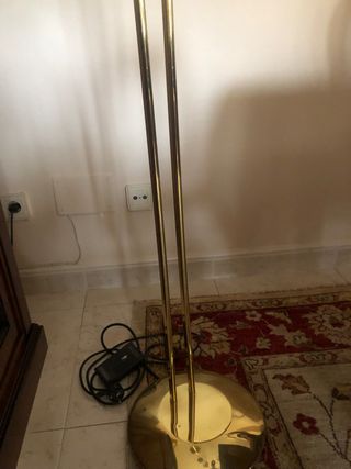 Lámpara metal de pie