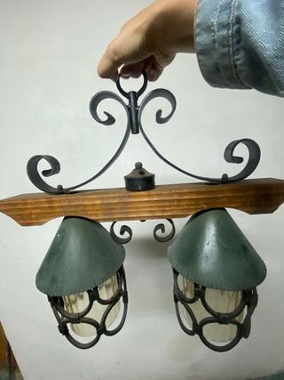 Lámpara rústica forja y madera.