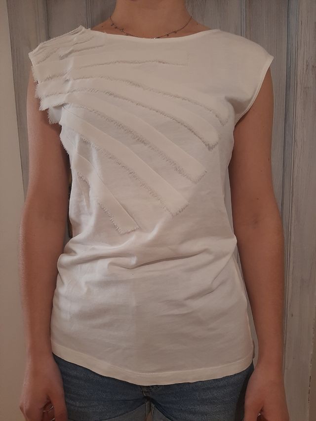Camiseta blanca sin mangas