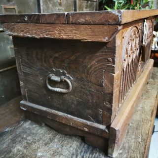 baúl pequeño. antiguo. madera