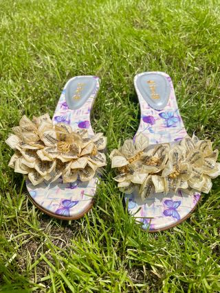 Sandalia/ pala con flores bordadas y pasamaner