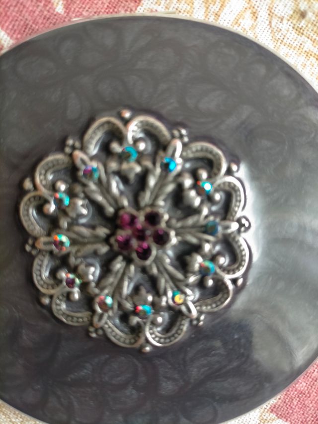 ESPEJO DOBLE CON GRABADO EN PLATA .