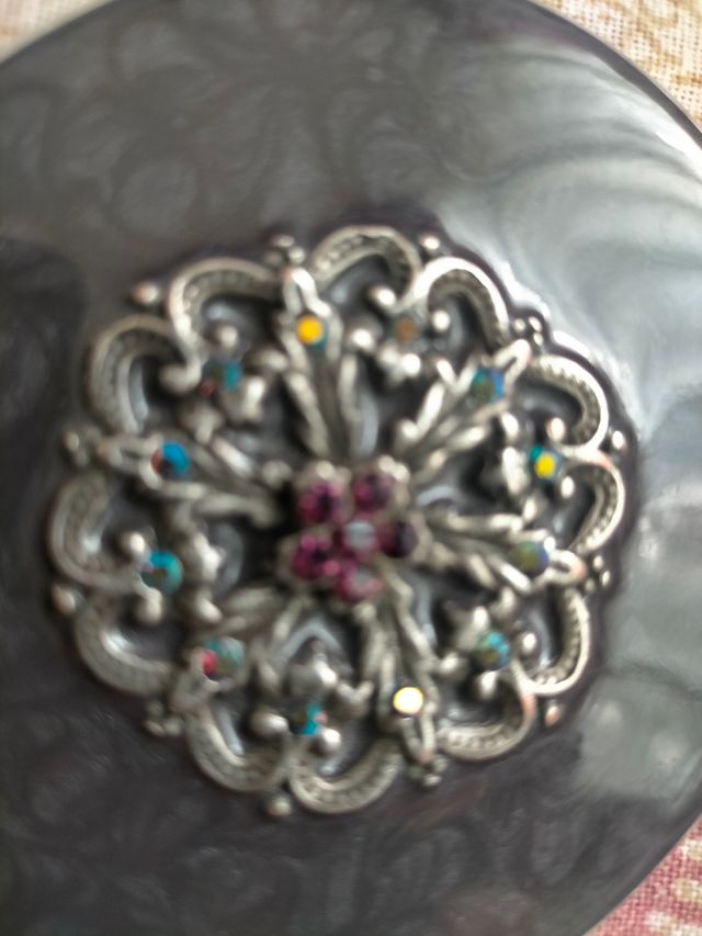 ESPEJO DOBLE CON GRABADO EN PLATA .