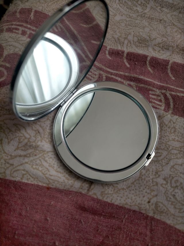 ESPEJO DOBLE CON GRABADO EN PLATA .